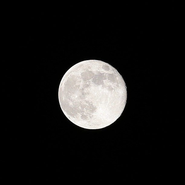 月亮可以靜靜的傾聽你對現實、對社會、對政治、對媒體的不滿，然後以靜觀之姿映照你自身的激動。 (70-200mm 手持裁切) Moon can absorb your anger.
